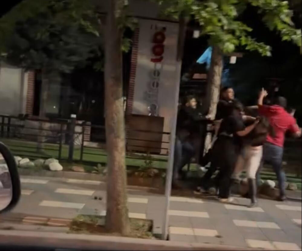 Bolu’da kadınlı erkekli sokak kavgası! Yumruklar havada uçuştu - 1. Resim