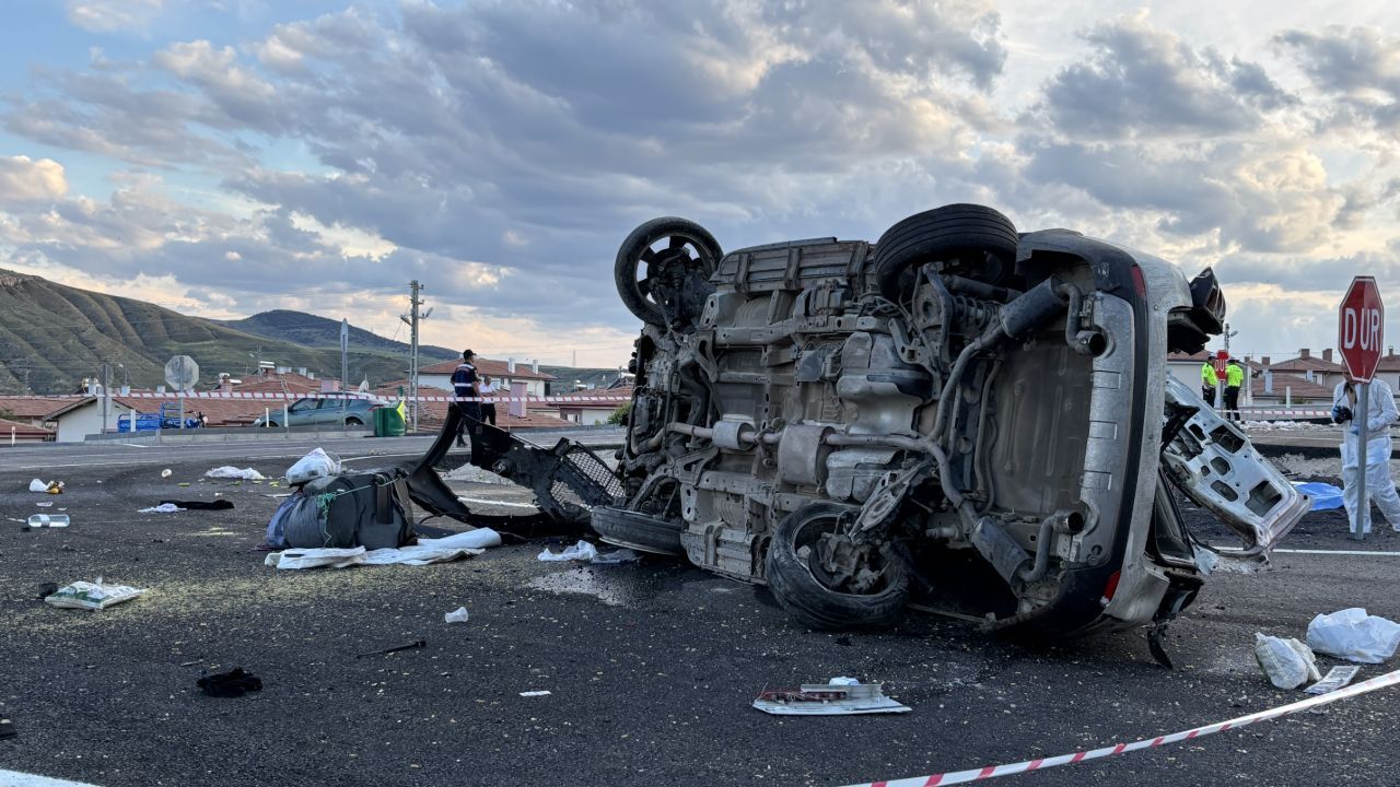 Çankırı'da feci kaza! Otomobil takla attı, ölü ve yaralılar var Çankırı'da feci kaza! Otomobil takla attı, ölü ve yaralılar var