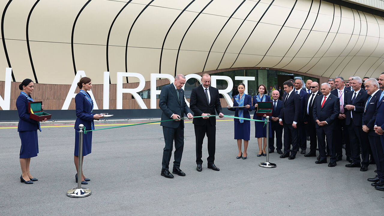 Cumhurbaşkanı Erdoğan, Azerbaycan'da! Kurdeleyi Aliyev'le kesti Cumhurbaşkanı Erdoğan, Azerbaycan'da! Kurdeleyi Aliyev'le kesti - 1. Resim
