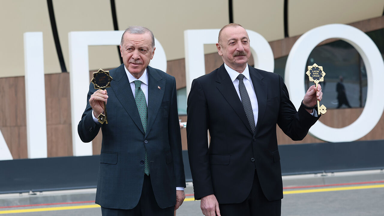 Cumhurbaşkanı Erdoğan, Azerbaycan'da! Kurdeleyi Aliyev'le kesti Cumhurbaşkanı Erdoğan, Azerbaycan'da! Kurdeleyi Aliyev'le kesti - 2. Resim