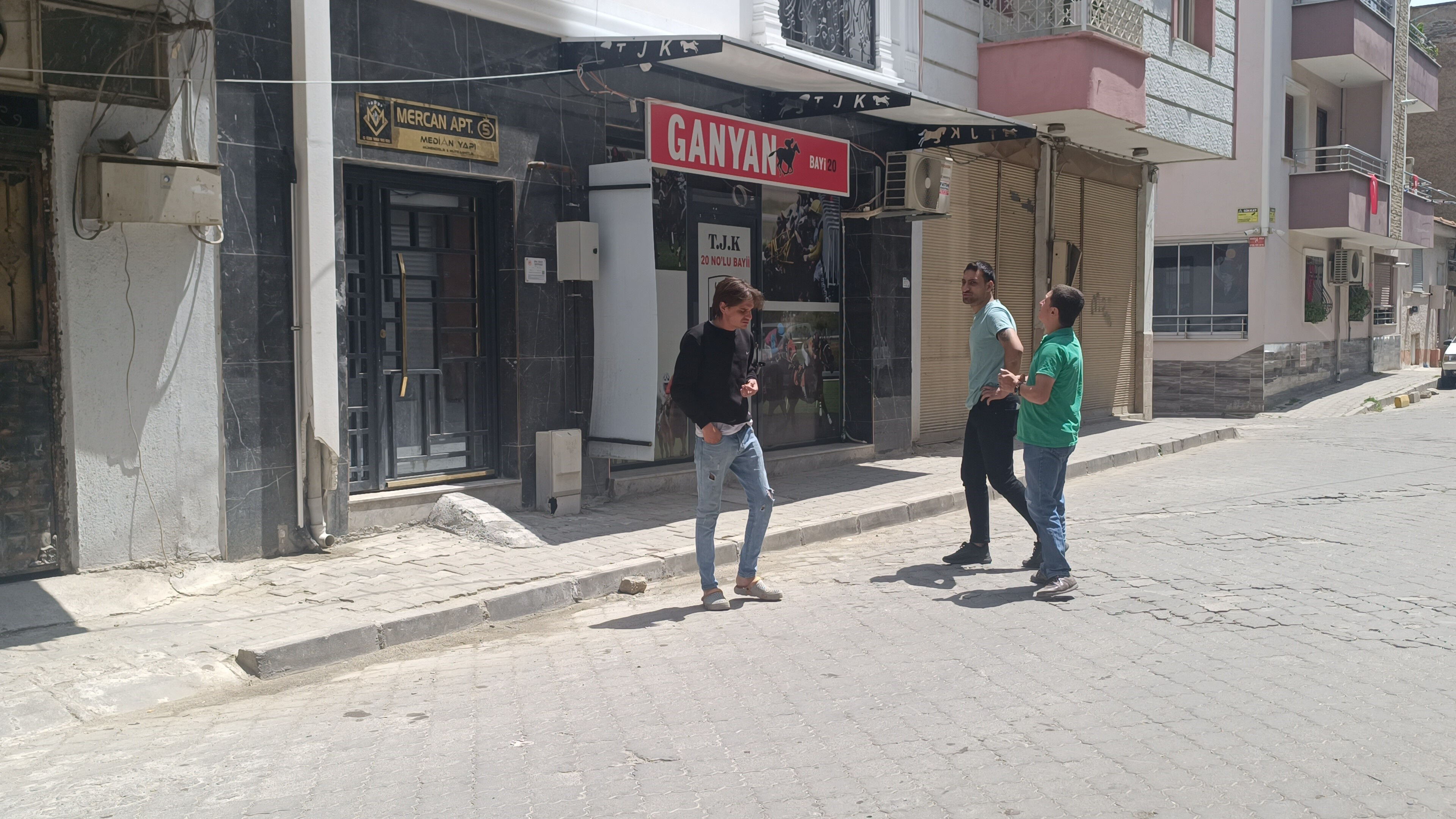 Evinin önündeki kediyi pompalı tüfekle vurdu! Mahalleli ayaklandı, sebebi ise korkunç - 1. Resim