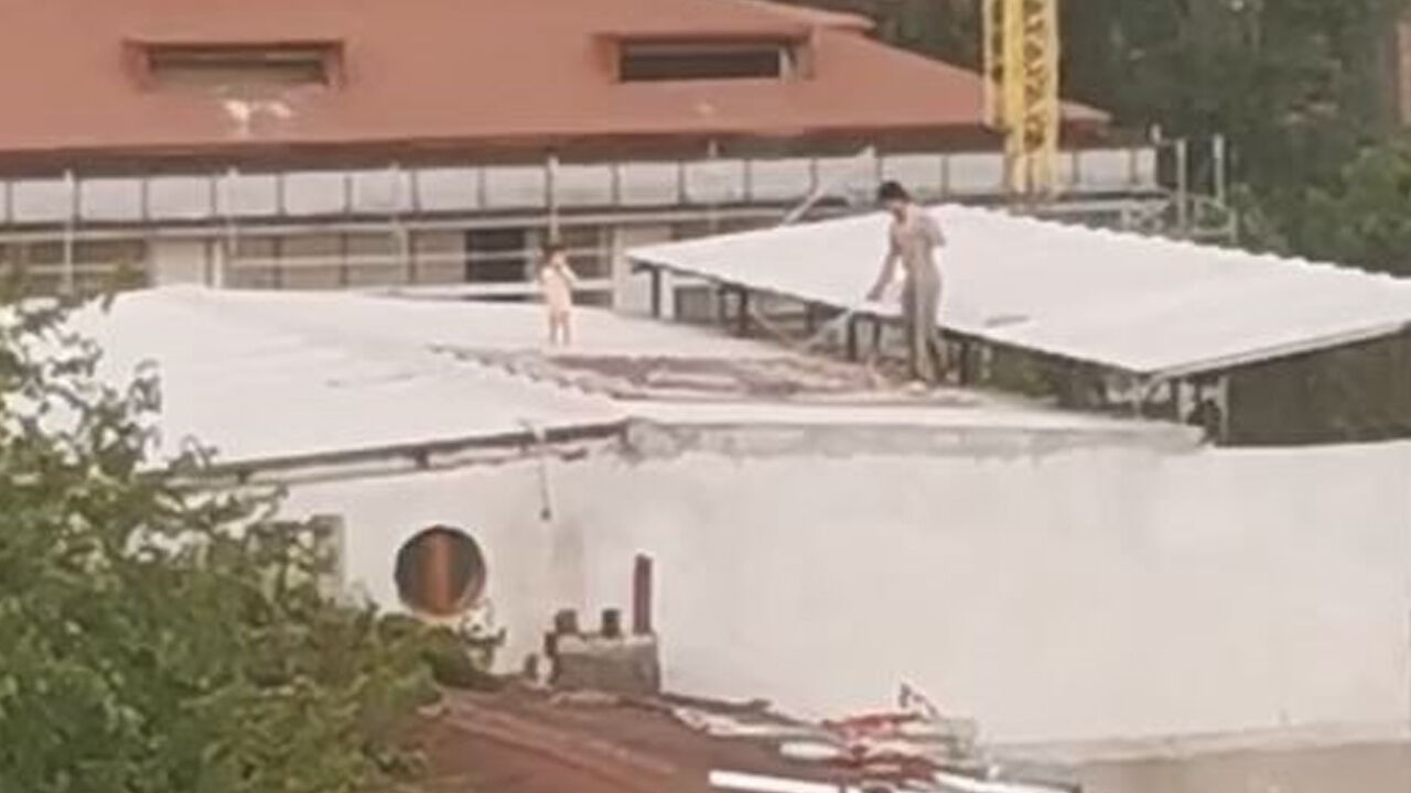 İstanbul'da akılalmaz g&ouml;r&uuml;nt&uuml;! K&uuml;&ccedil;&uuml;k &ccedil;ocukla &ccedil;atıda halı yıkadı - 1. Resim