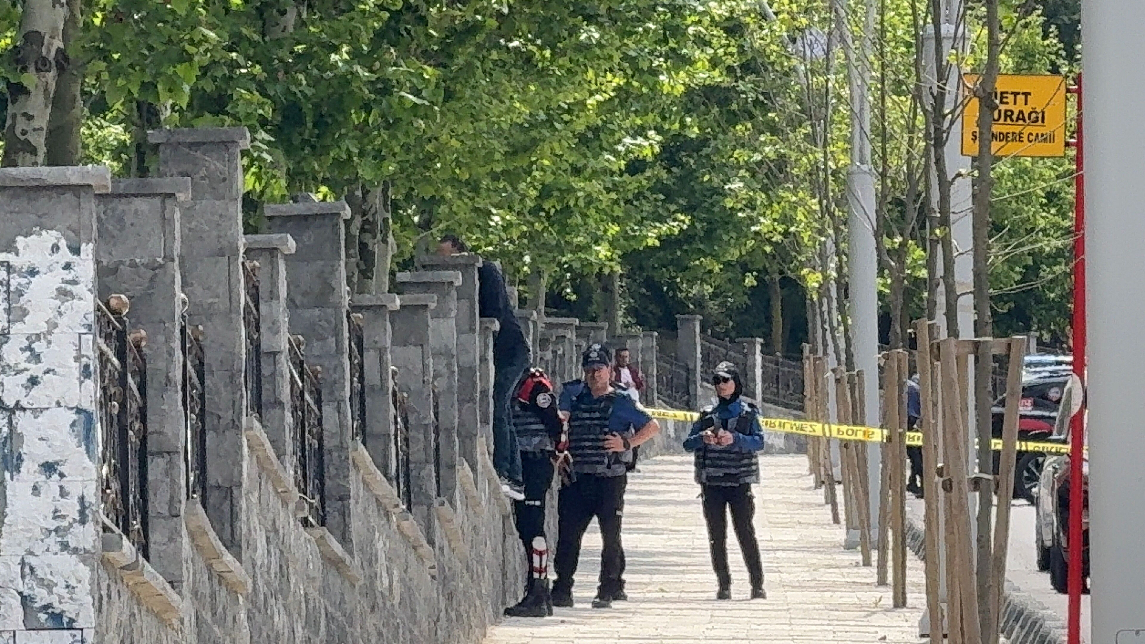 İstanbul'da korku dolu anlar! Çocuk parkında kafasına tüfek dayadı İstanbul'da korku dolu anlar! Çocuk parkında kafasına tüfek dayadı - 1. Resim