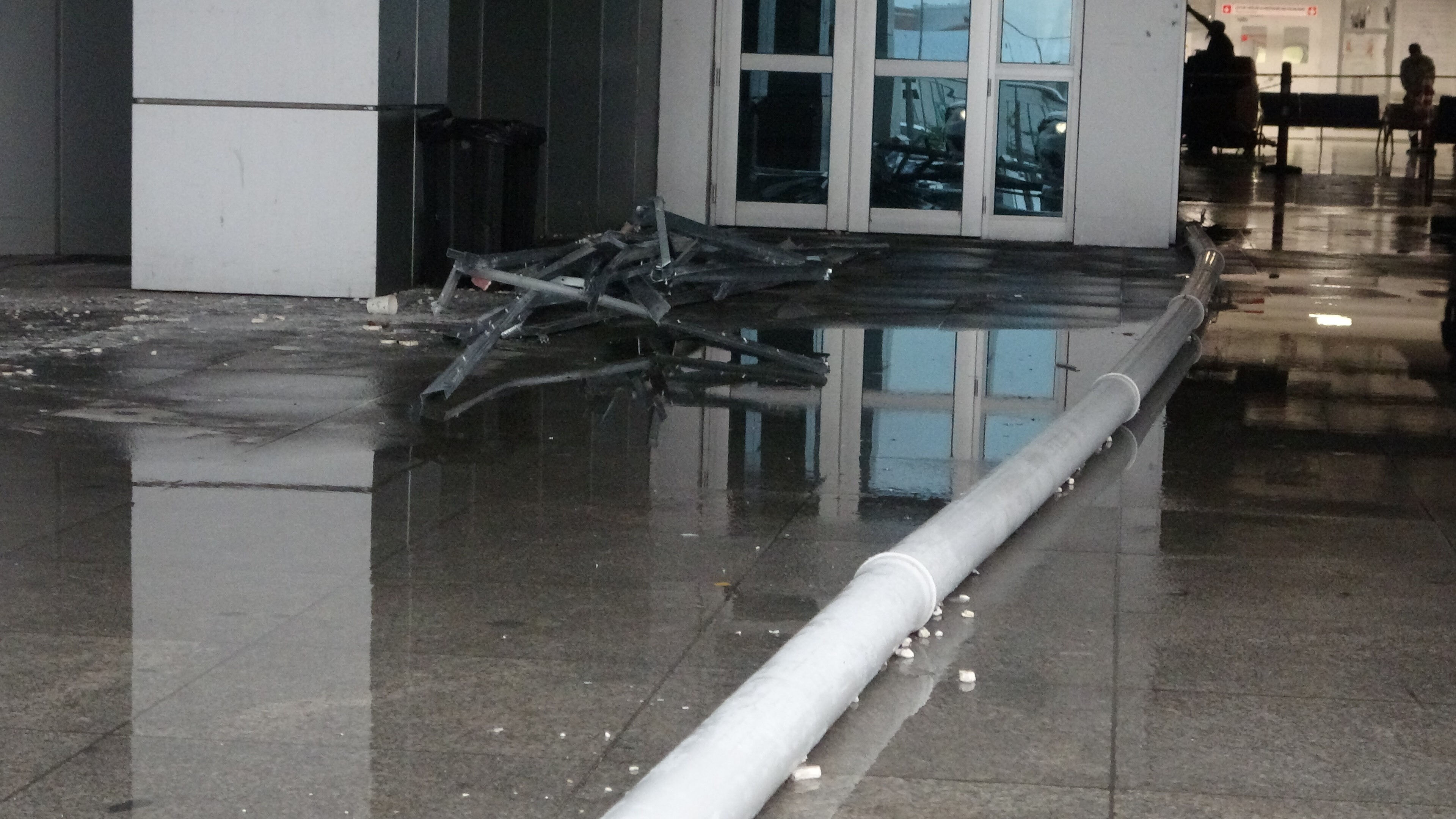 Malatya'yı sağanak vurdu! Hastanenin tavanı çöktü - 2. Resim