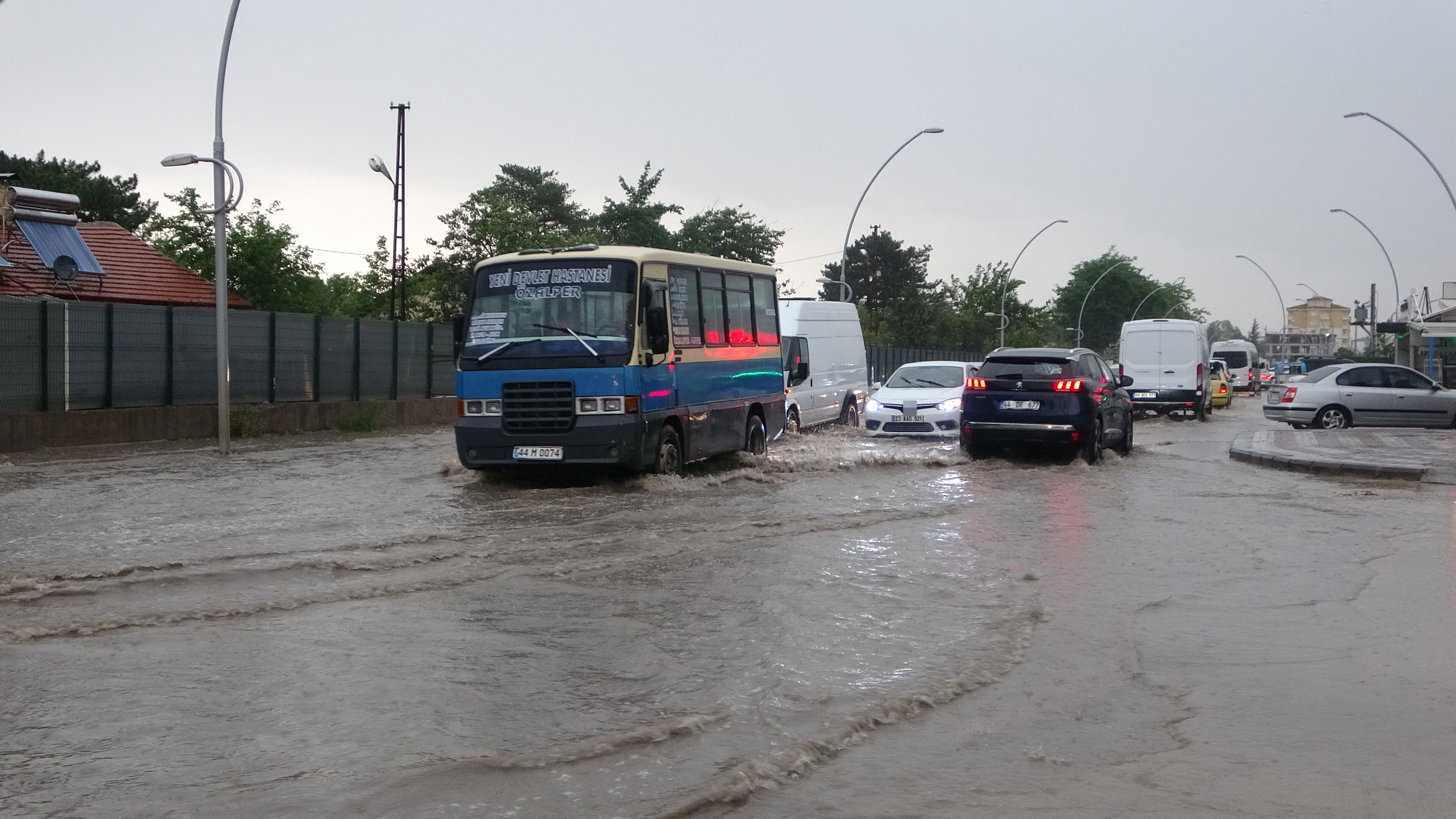 Malatya'yı sağanak vurdu! Hastanenin tavanı çöktü - 1. Resim