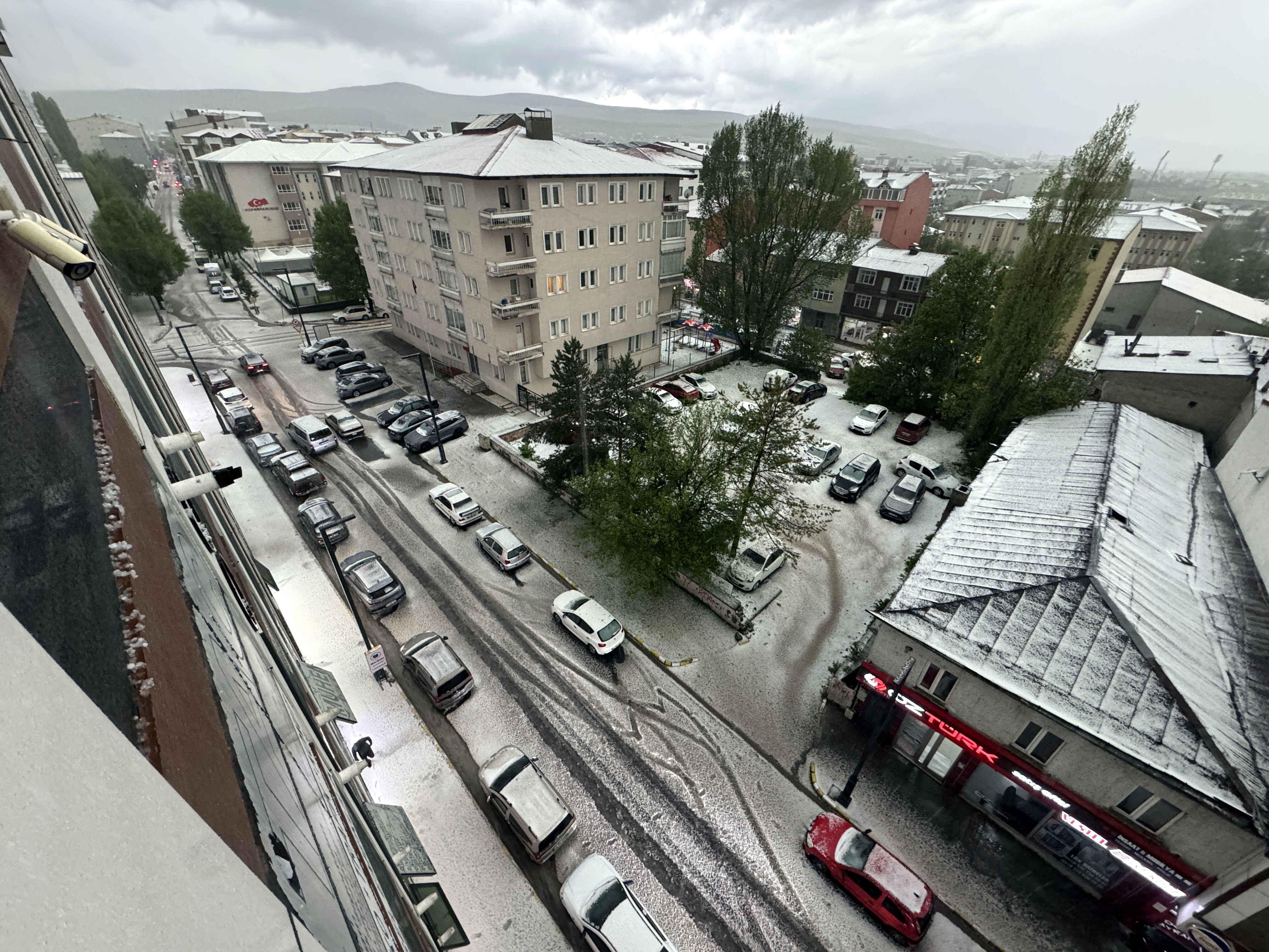Mayıs ayında aniden bastırdı, cadde ve sokaklar beyaza büründü - 1. Resim