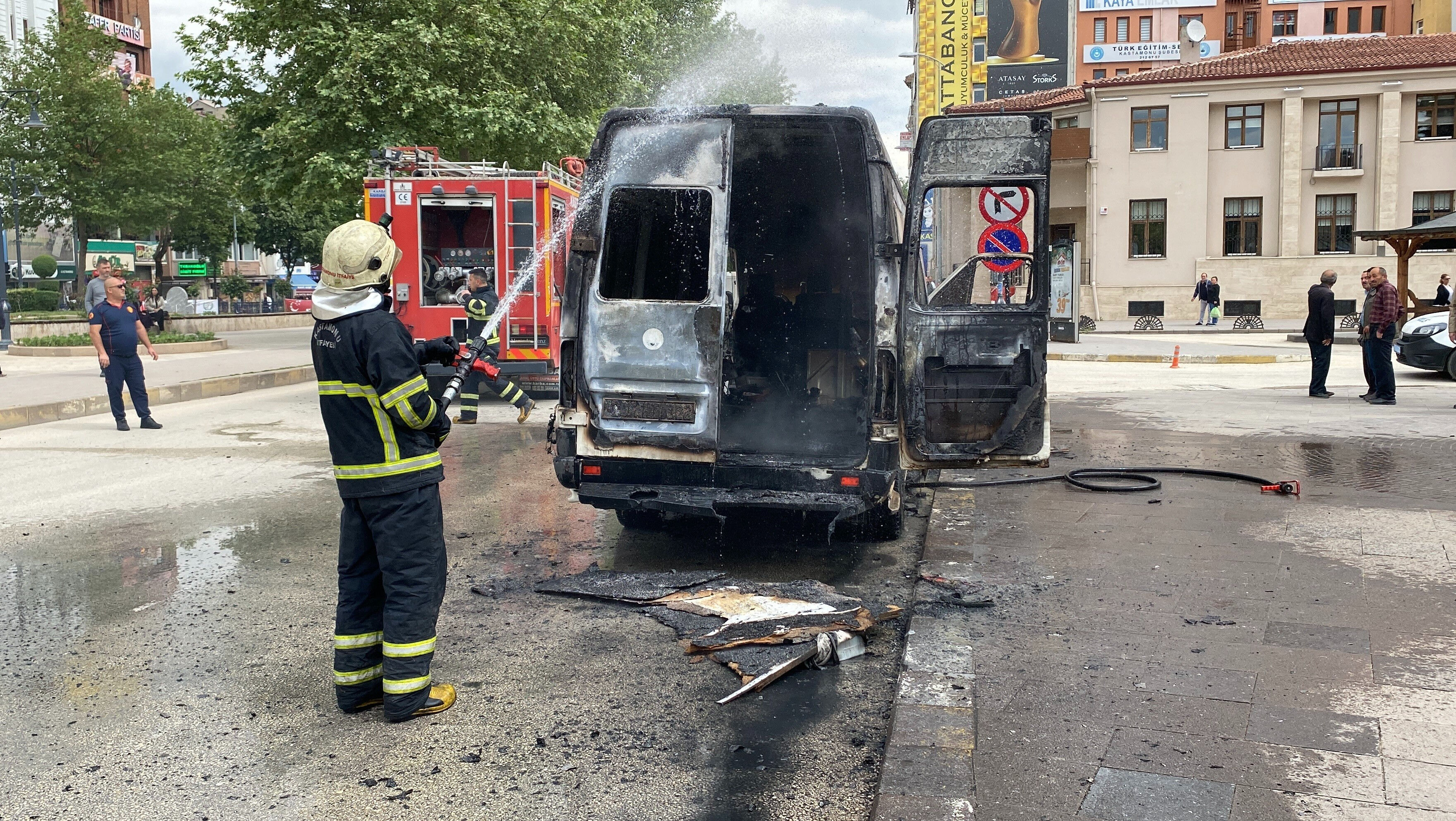 Şoke eden görüntüler! Polis ekipleri işlem yapmak isteyince hacizli aracını ateşe verdi - 1. Resim