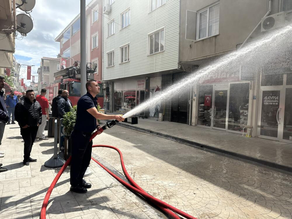 Tekirdağ'da yangın paniği! Bir aile hastanelik oldu Tekirdağ'da yangın paniği! Bir aile hastanelik oldu - 1. Resim