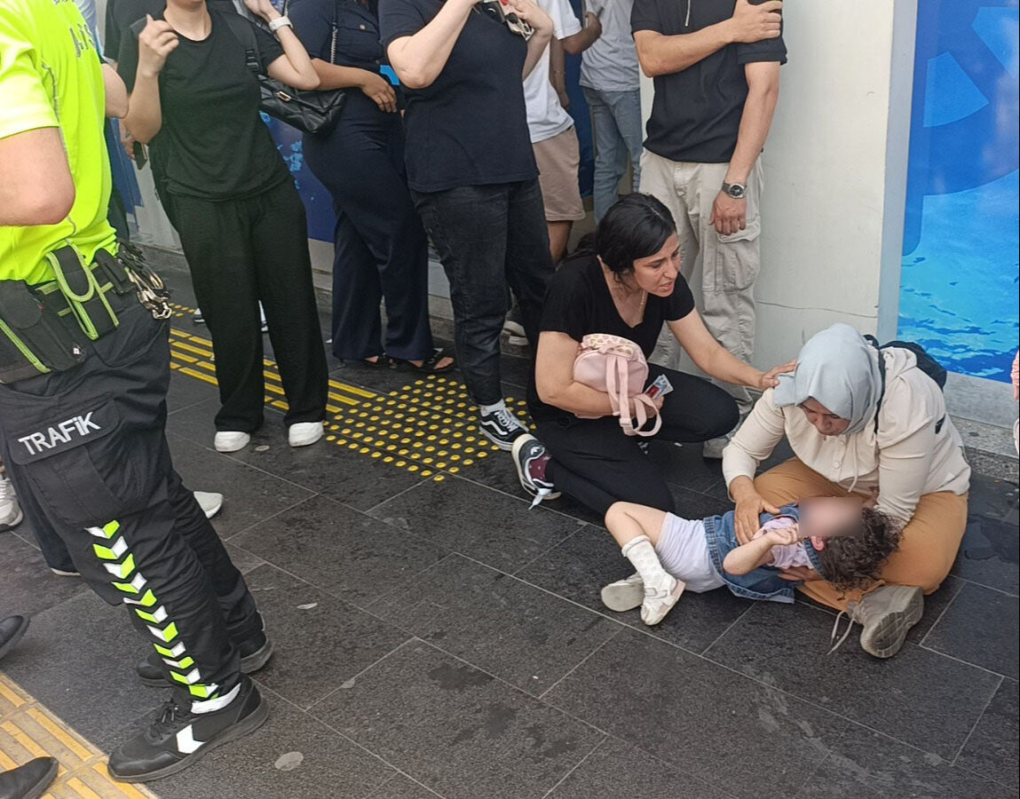 Yaya geçidinde facia! Motosikletli, anne ve kızına kabusu yaşattı - 2. Resim