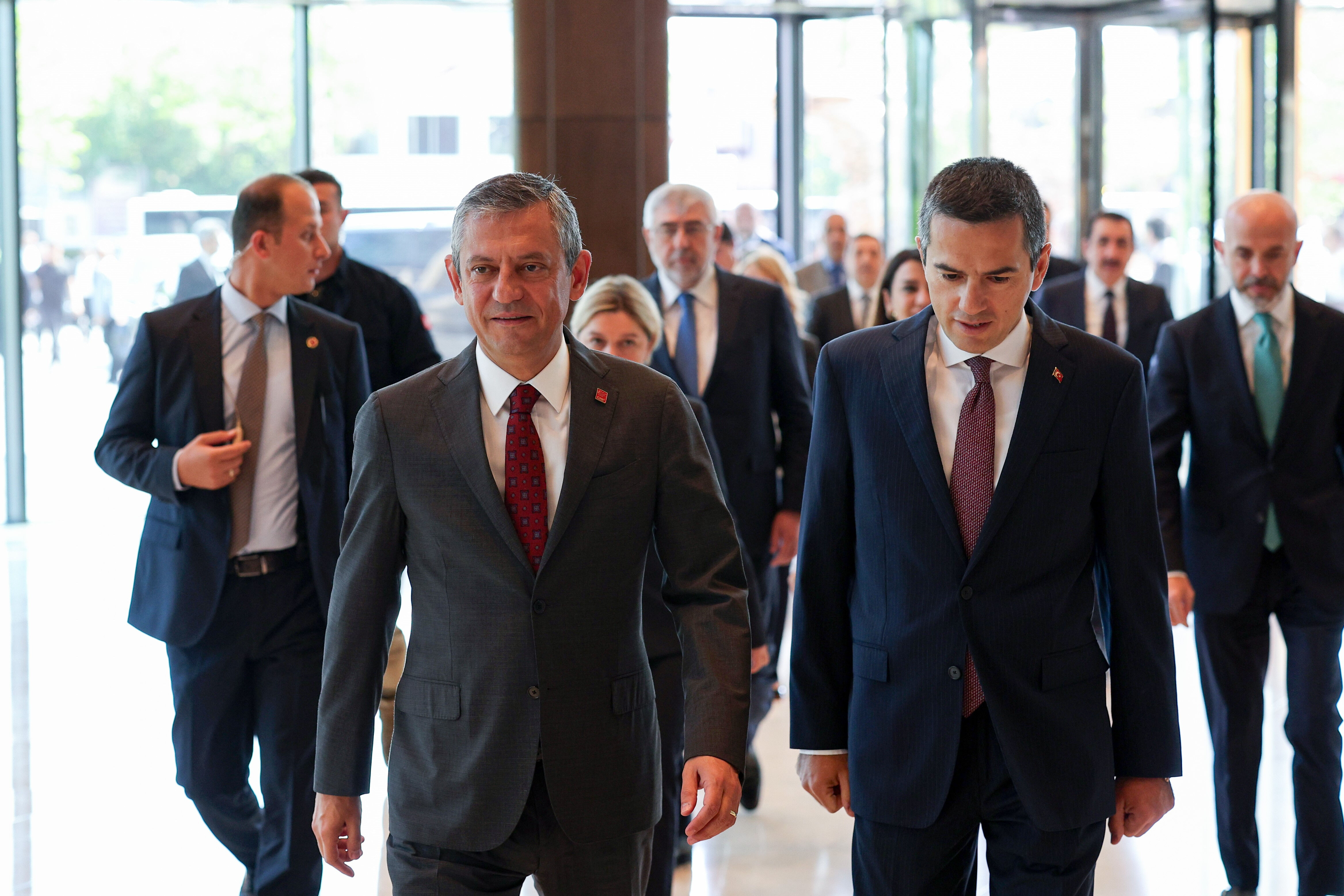Asgari ücrete ara zam tartışmasında Özgür Özel tisk ziyareti 2025