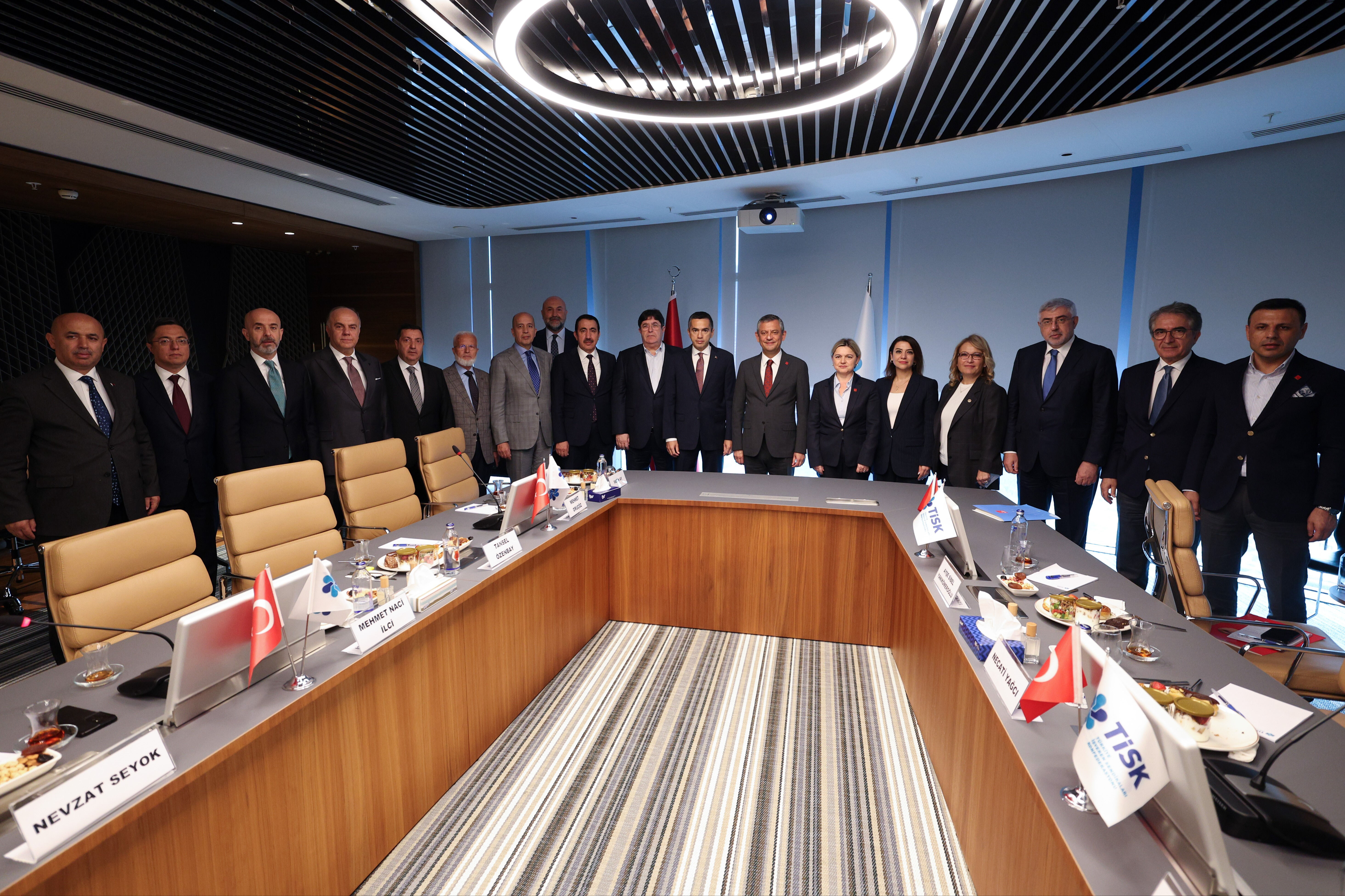 Asgari ücrete ara zam tartışmasında Özgür Özel tisk ziyareti 2025