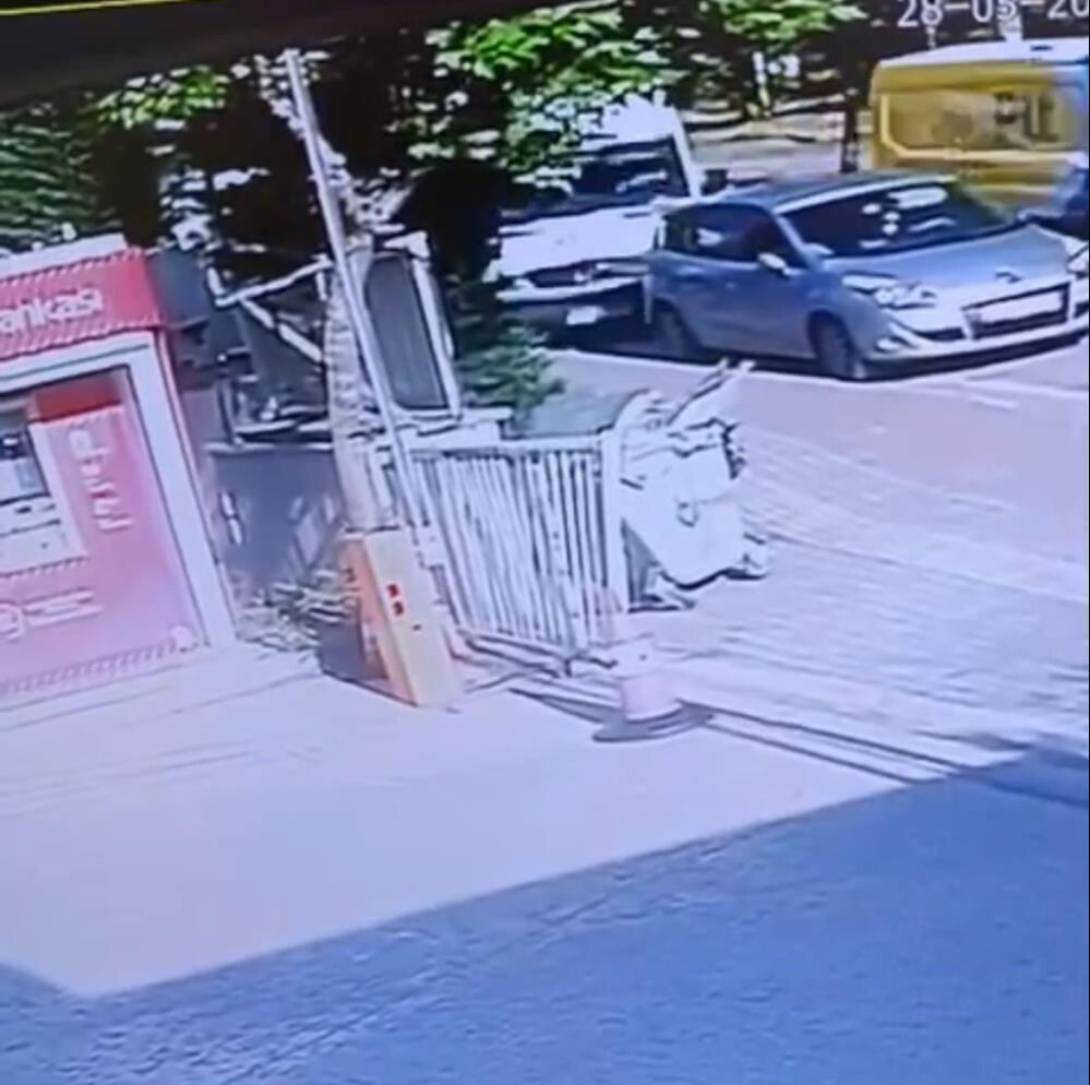 ATM'den para çektikten sonra servis aracının altında can verdi! - 4. Resim