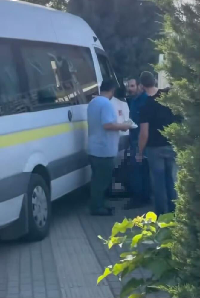 ATM'den para çektikten sonra servis aracının altında can verdi! - 1. Resim