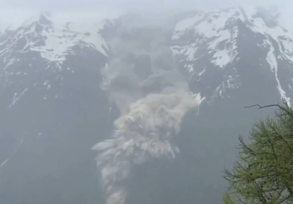 Bir köy tamamen yok oldu! İsviçre’de buzul çökmesi faciası - 1. Resim