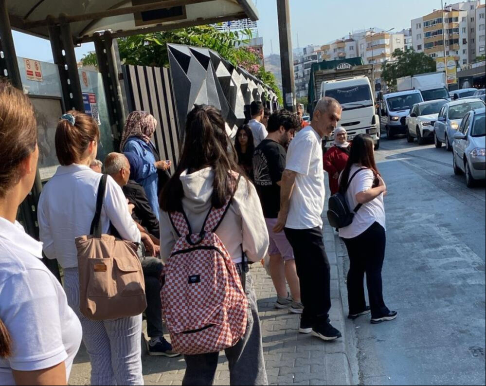 CHP'li İzmir Belediyesi'nde binlerce işçi greve gitti! Kentte hayat durdu, otobüsler bile çalışmıyor - 8. Resim
