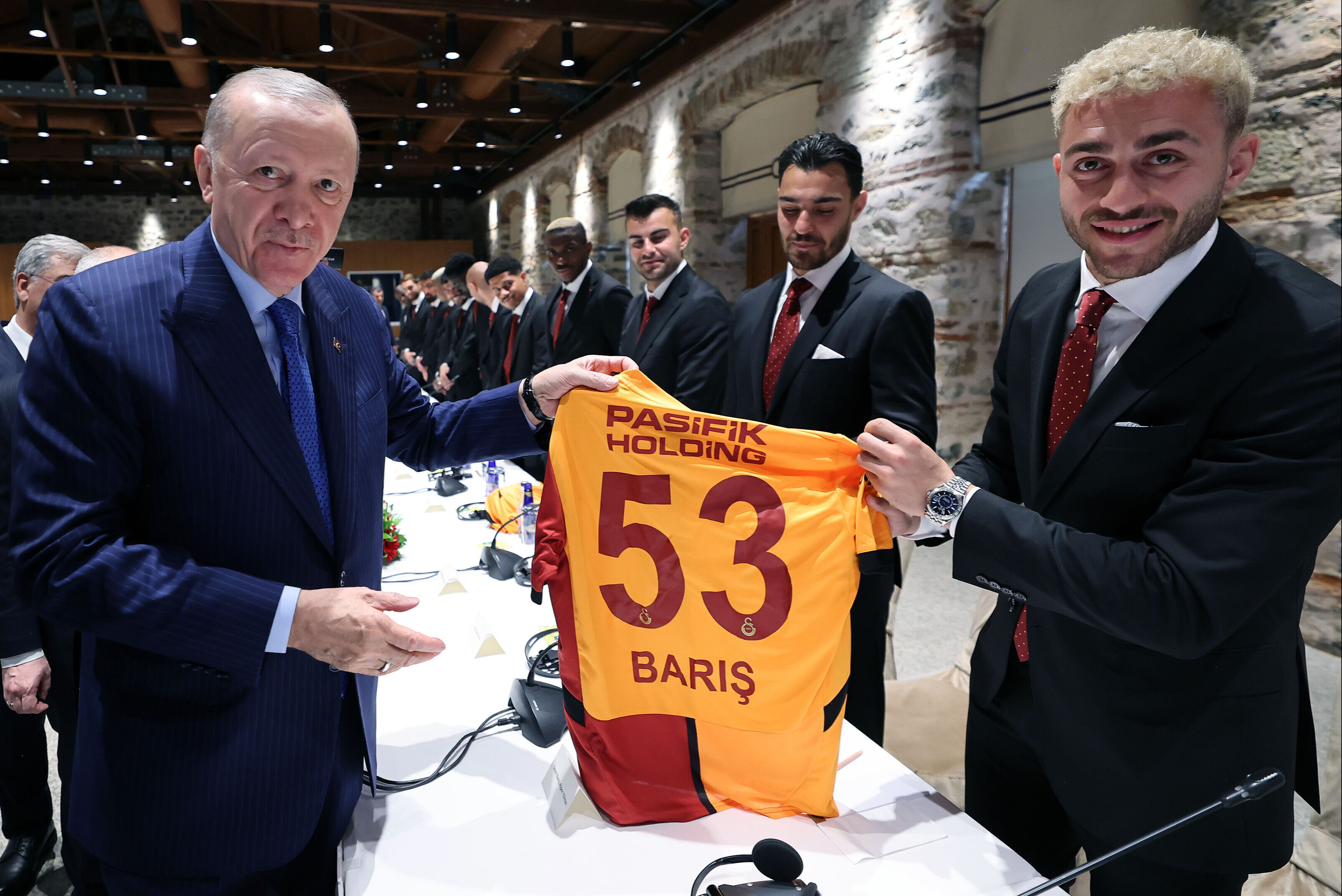 Cumhurbaşkanı Erdoğan'dan Galatasaray'a karşılama! Muslera ve Barış Alper ile samimi diyalog - 1. Resim