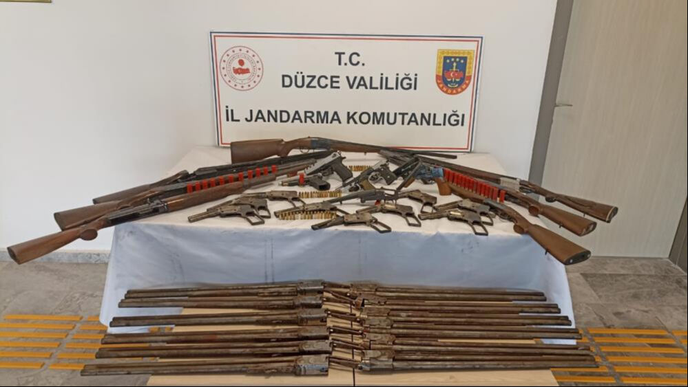 Düzce'de çok sayıda ruhsatsız silah ve tüfek ele geçirildi - 1. Resim