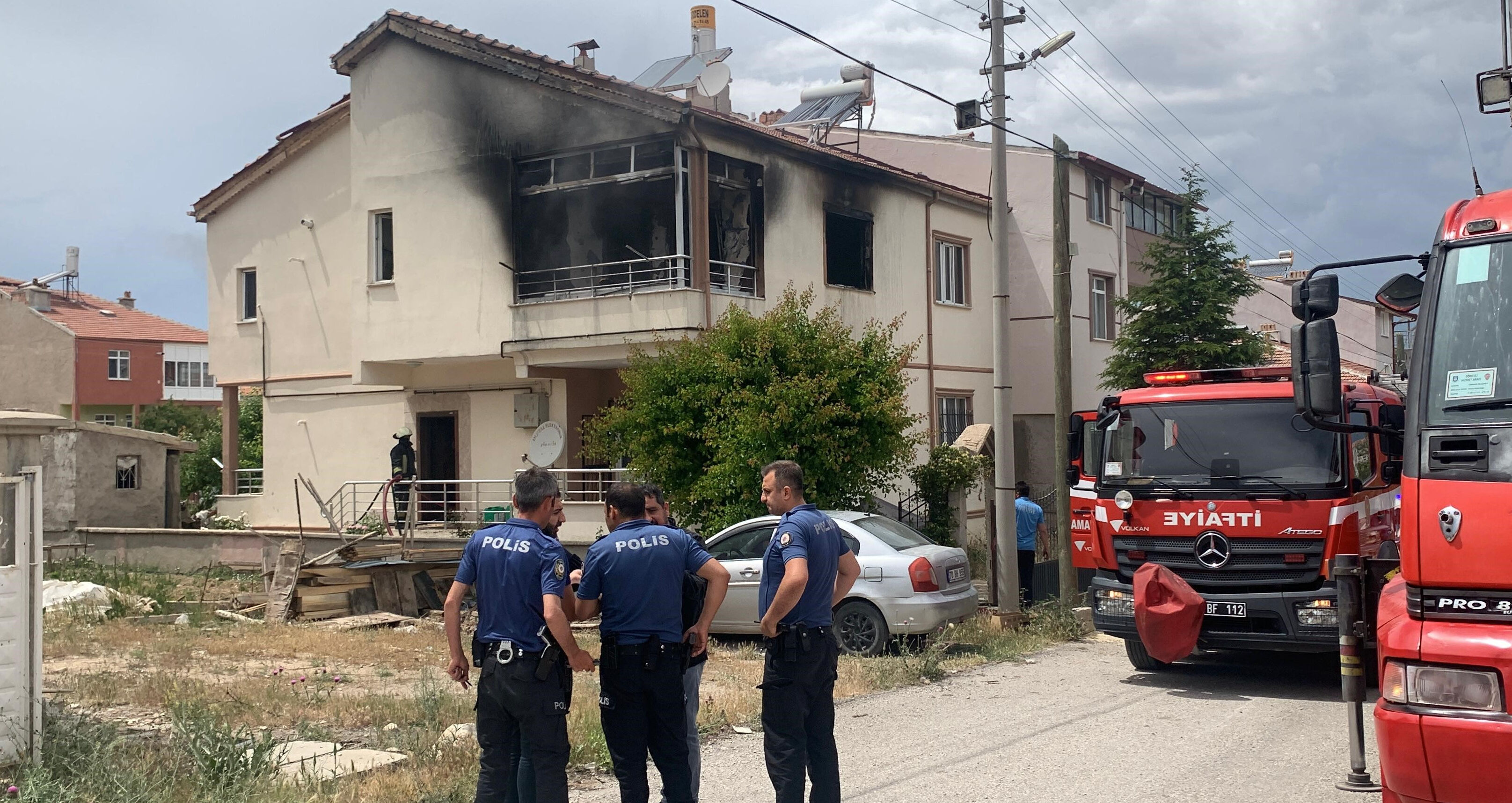 Eski eşiyle kavga etti, evi ateşe verdi! Arkasına bakmadan gitti - 1. Resim
