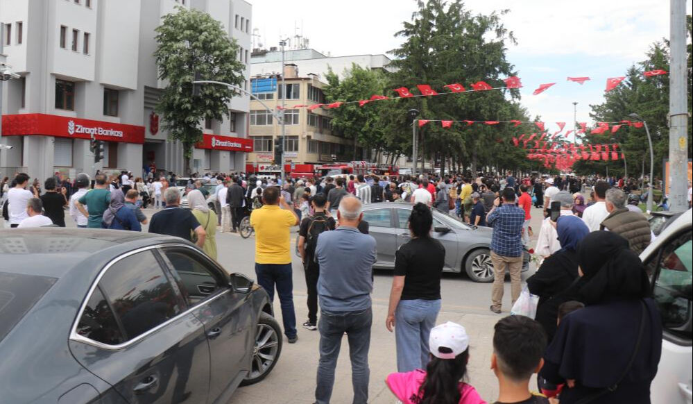 Film değil, gerçek: Şehir şehir gezip çatılara çıkıyor! - 3. Resim