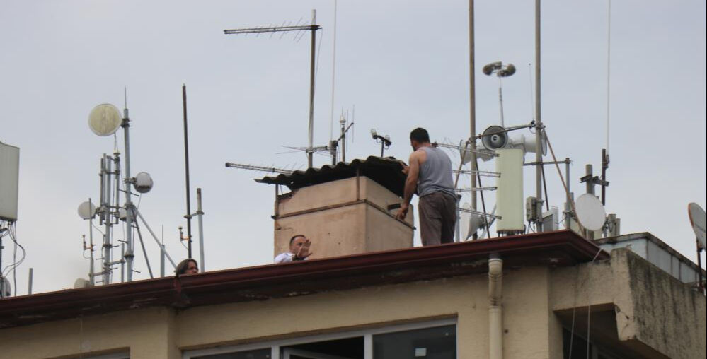 Film değil, gerçek: Şehir şehir gezip çatılara çıkıyor! - 1. Resim