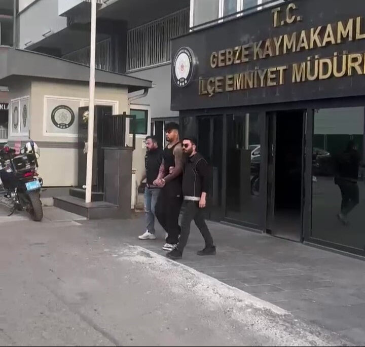 'Hav Hav Hav' şarkısıyla gündemdeydi! 'Lvbel C5' tahliye kararını güvercinle kutladı - 1. Resim