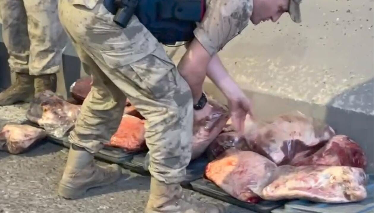 Hepsini vatandaşa yedireceklerdi! Yaklaşık 2 ton et ele geçirildi, görüntü mide bulandırdı - 2. Resim