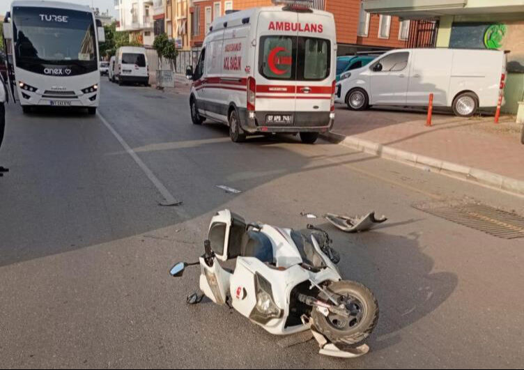 Antalya'da işe giden kadına çarpıp kaçtı! Plakası ve tamponu olay yerinde delil olarak kaldı İşe giden kadına çarpıp kaçtı! Plakası ve tamponu olay yerinde delil olarak kaldı - 2. Resim