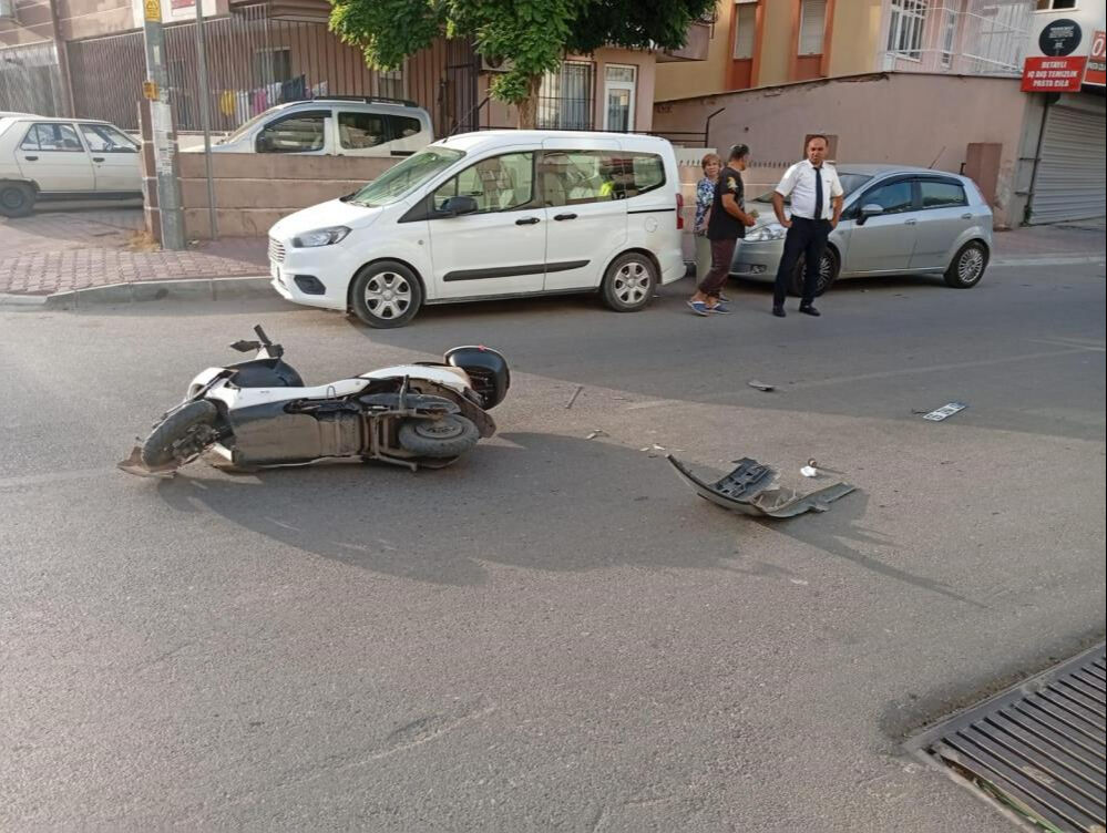 Antalya'da işe giden kadına çarpıp kaçtı! Plakası ve tamponu olay yerinde delil olarak kaldı İşe giden kadına çarpıp kaçtı! Plakası ve tamponu olay yerinde delil olarak kaldı - 1. Resim