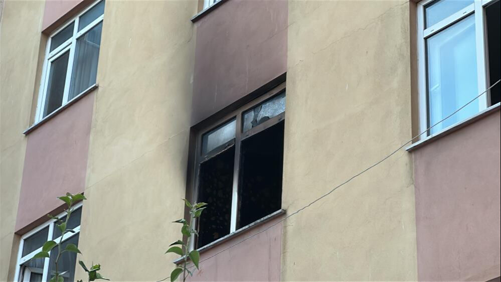 İstanbul'da apartman yangını: Yaşlı kadın içeriden çıkamadı - 1. Resim