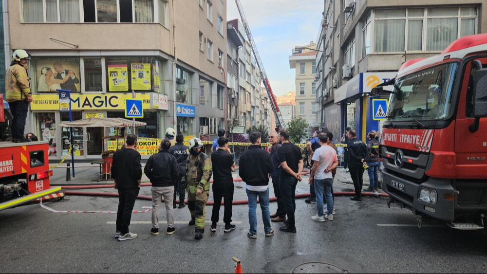 İstanbul'da hareketli anlar! Restoranda başlayan yangın yanındaki iki binaya sı&ccedil;radı - 1. Resim