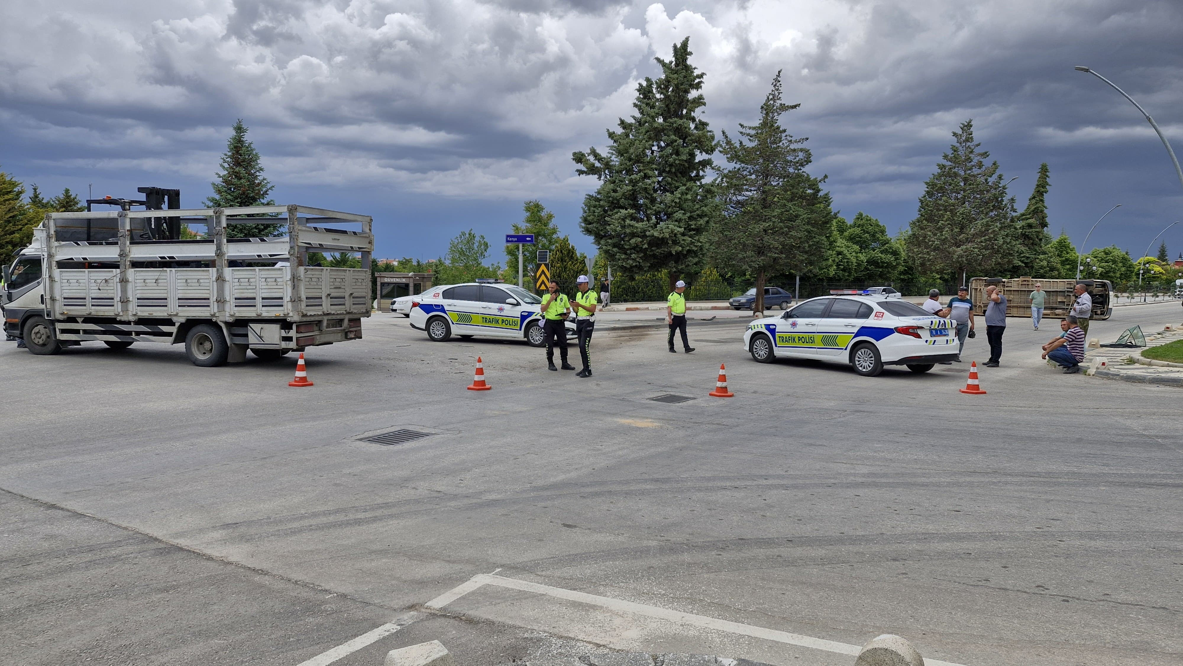 Karaman'da öğrenci servisi kaza yaptı! Çok sayıda yaralı var - 2. Resim