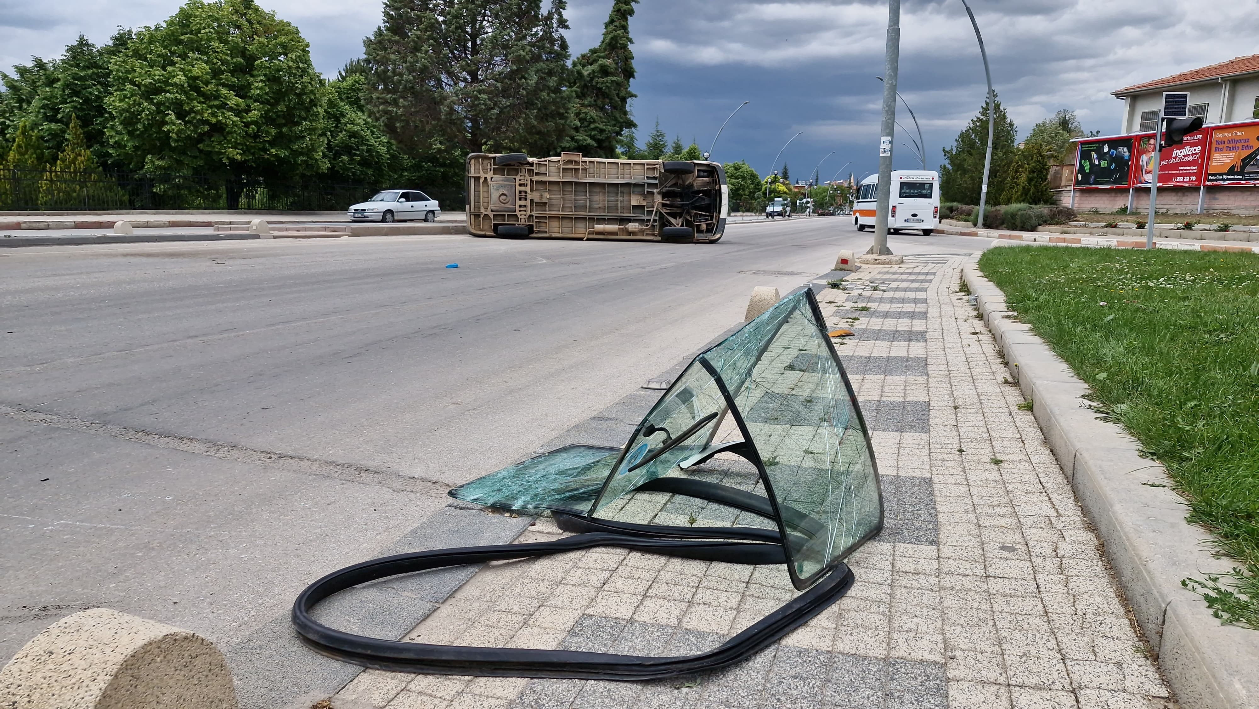Karaman'da öğrenci servisi kaza yaptı! Çok sayıda yaralı var - 3. Resim