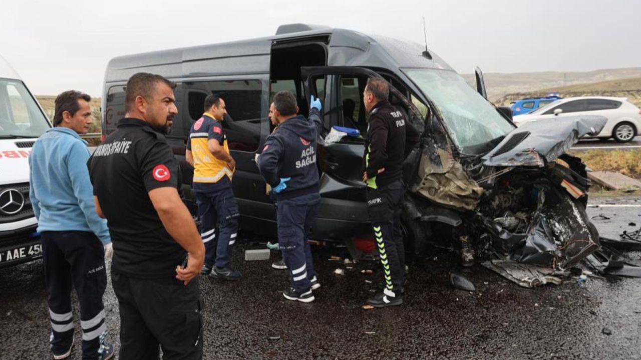 Kaygan yol felaketi getirdi: Zincirleme kazada çok sayıda yaralı var Kaygan yol felaketi getirdi: Zincirleme kazada çok sayıda yaralı var
