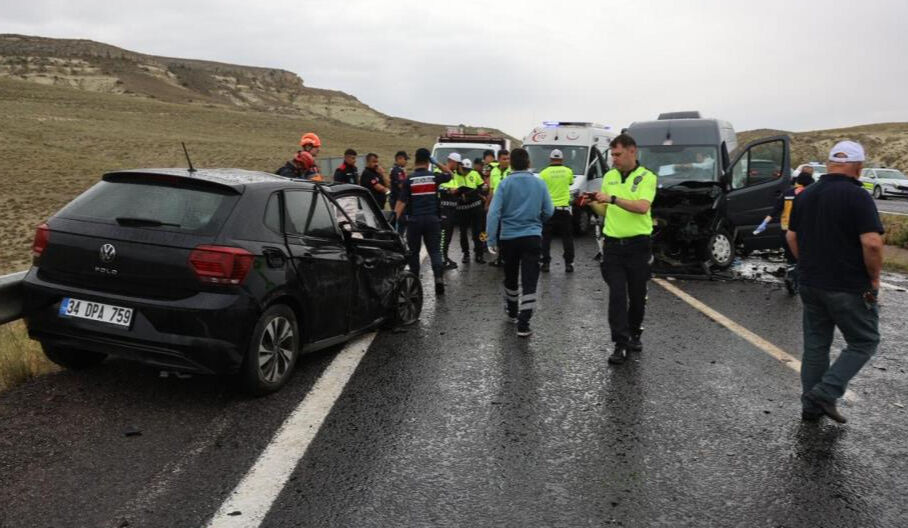 Kaygan yol felaketi getirdi: Zincirleme kazada çok sayıda yaralı var - 1. Resim