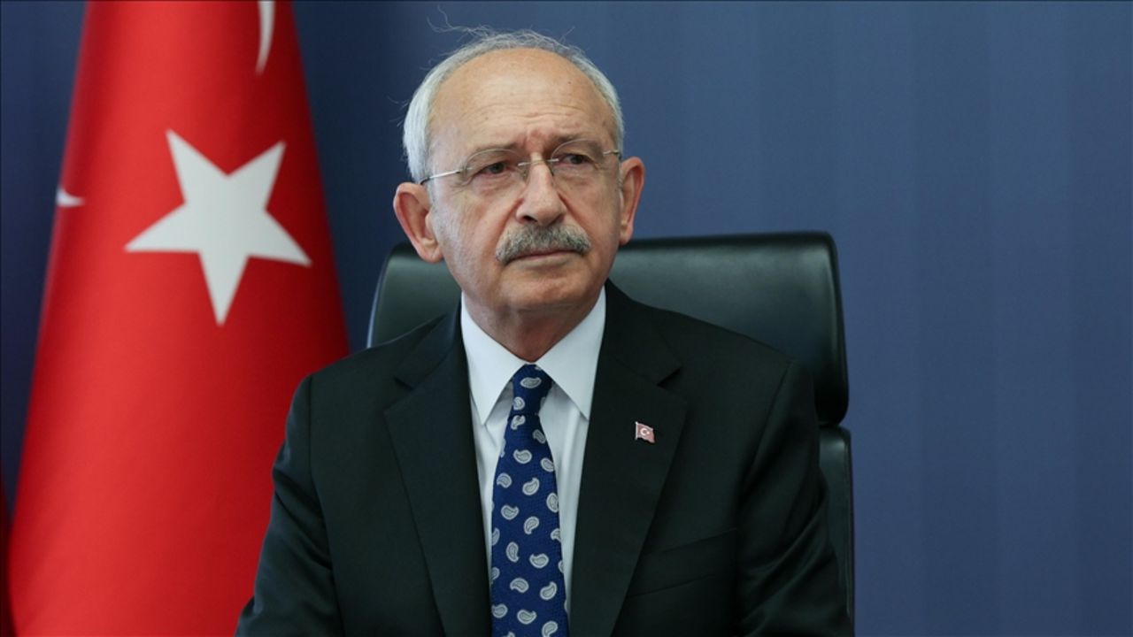 Kılıçdaroğlu, Nevşin Mengü ile akademisyen Emrah Gülsunar'dan şikayetçi oldu Kılıçdaroğlu, Nevşin Mengü ile akademisyen Emrah Gülsunar'dan şikayetçi oldu