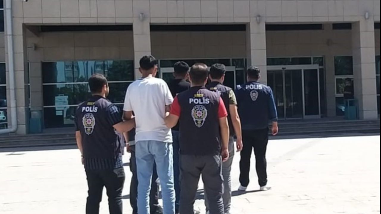 Kilis'te yasa dışı bahisçilere operasyon! Çok sayıda gözaltı var Kilis'te yasa dışı bahisçilere operasyon! Çok sayıda gözaltı var