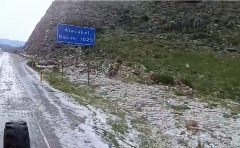 Mayıs ayında şaşırtan g&ouml;r&uuml;nt&uuml;ler! Antalya'nın o il&ccedil;esi beyaza b&uuml;r&uuml;nd&uuml; - 2. Resim