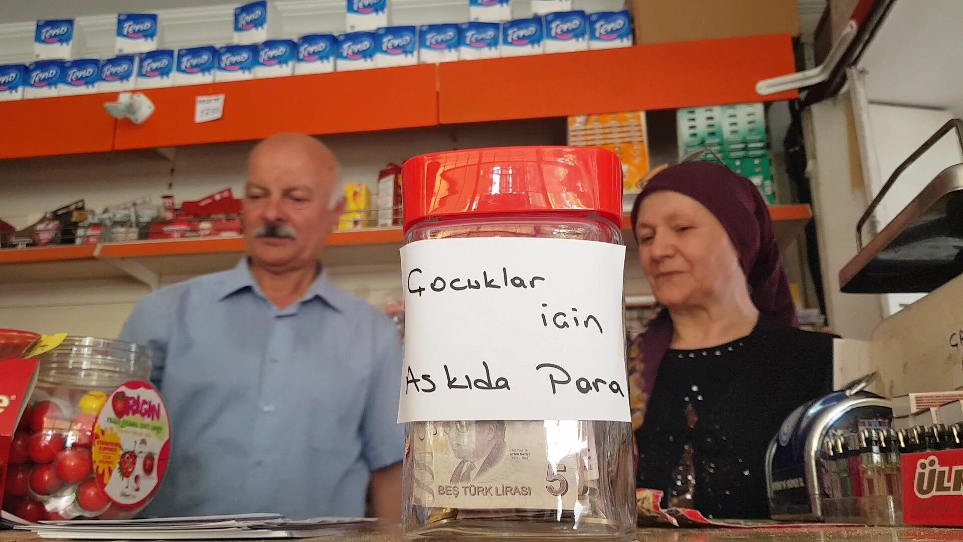 Ne 'askıda ekmek' ne 'askıda sebze'... Marketin camına asılan yazı herkesi durdurdu! - 3. Resim