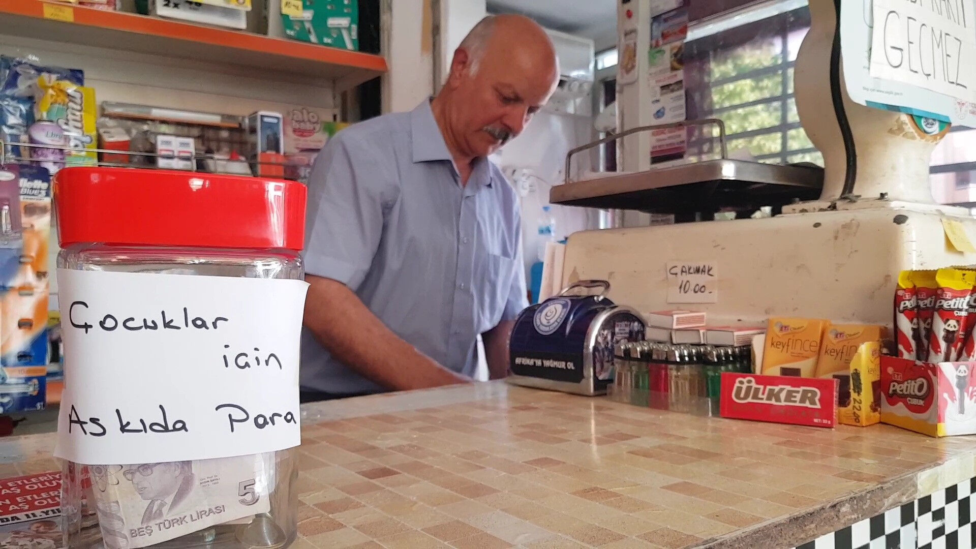 Ne 'askıda ekmek' ne 'askıda sebze'... Marketin camına asılan yazı herkesi durdurdu! - 2. Resim