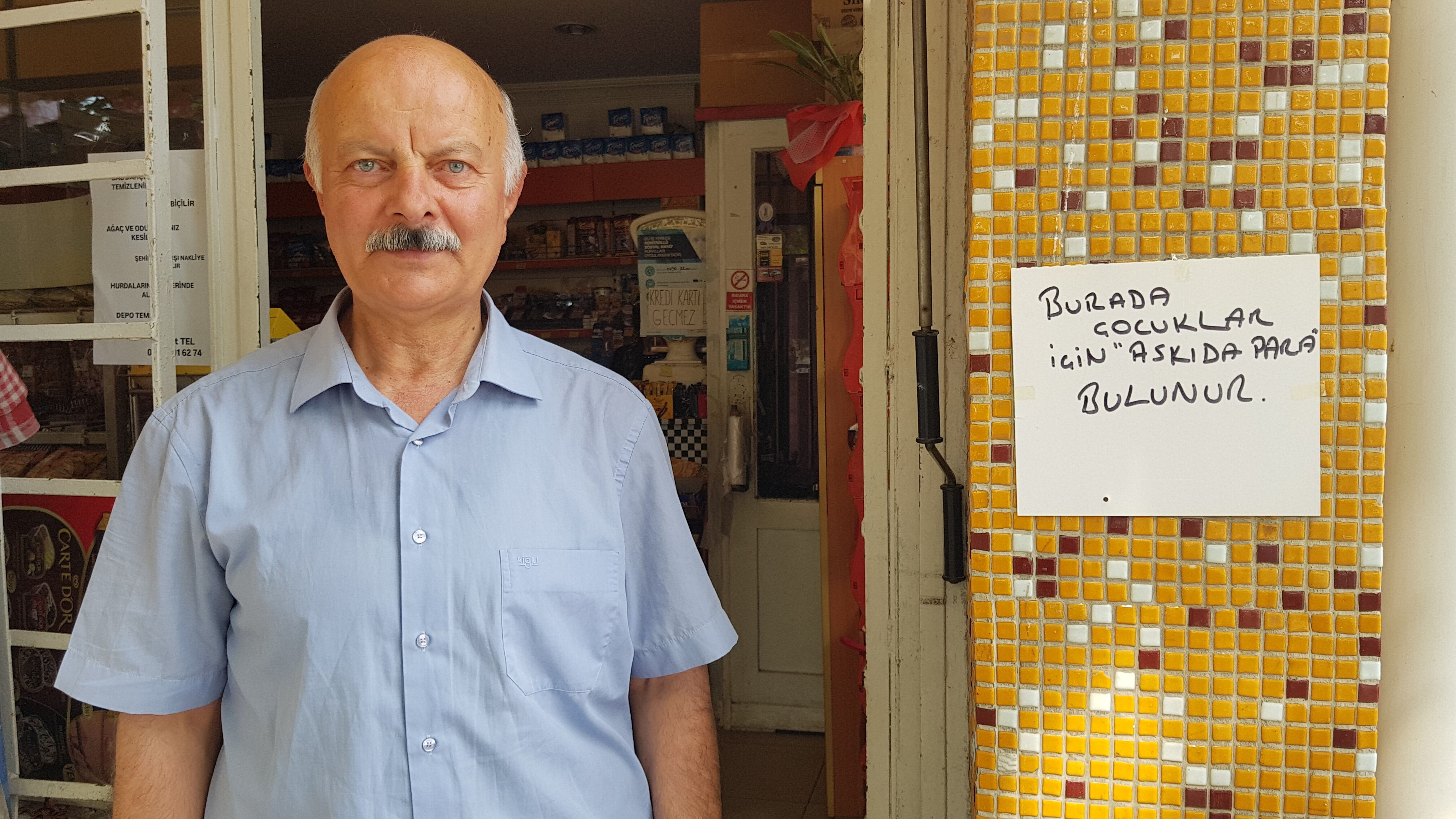 Ne 'askıda ekmek' ne 'askıda sebze'... Marketin camına asılan yazı herkesi durdurdu! Ne 'askıda ekmek' ne 'askıda sebze'... Marketin camına asılan yazı herkesi durdurdu! - 1. Resim