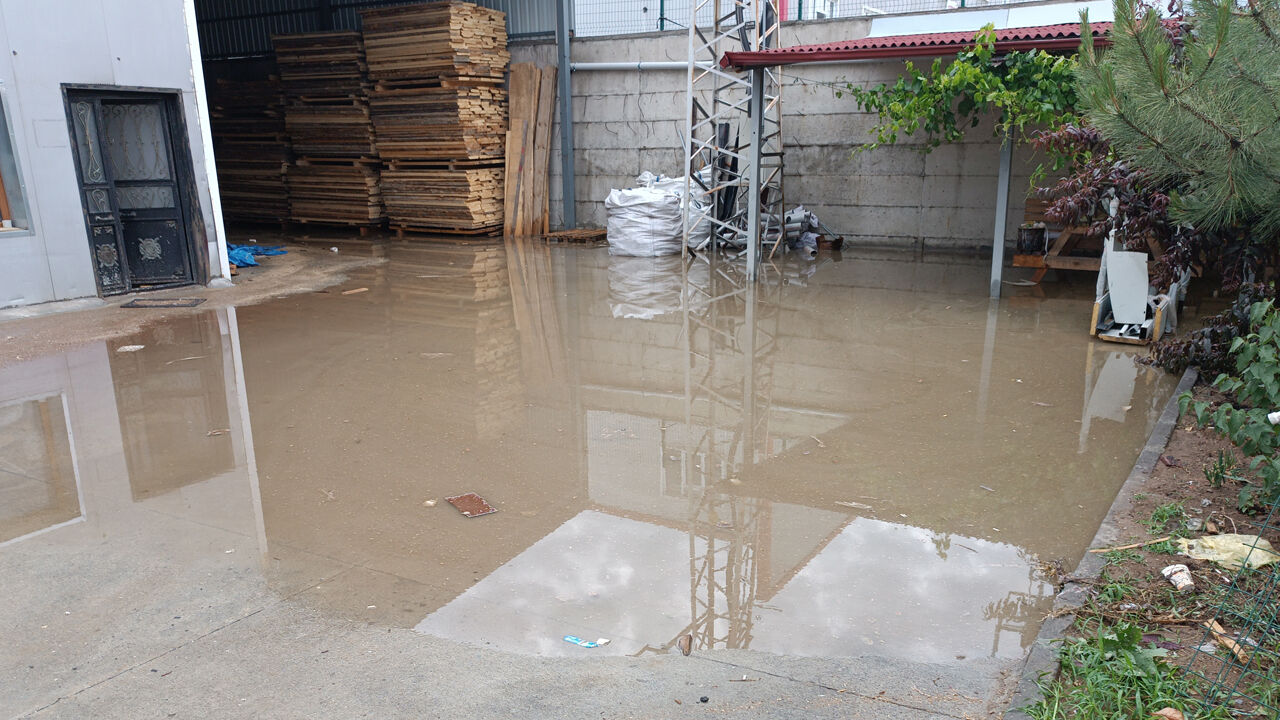 Sağanağın vurduğu ilçede fabrikaları su bastı! Zarar büyük - 1. Resim