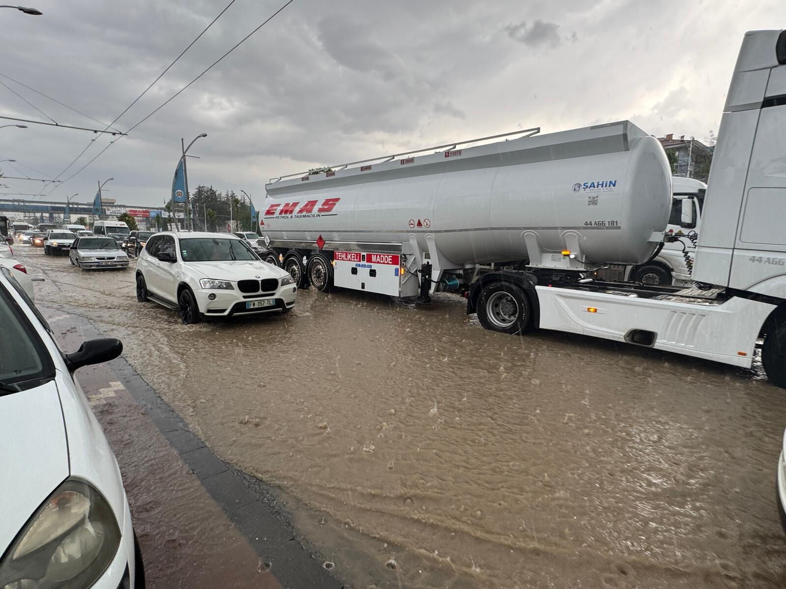 Sağanağın vurduğu kentte ev göçtü! Her yeri su bastı - 1. Resim
