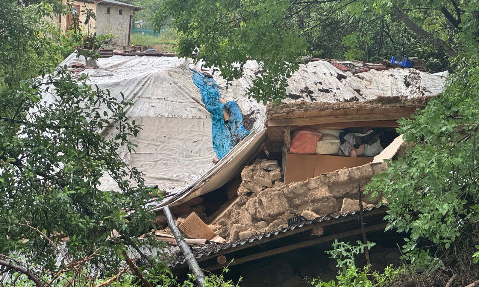 Sağanağın vurduğu kentte ev göçtü! Her yeri su bastı - 3. Resim