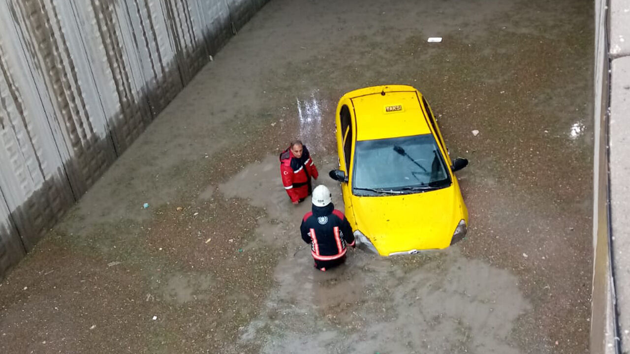 Sağanağın vurduğu kentte ev göçtü! Her yeri su bastı - 2. Resim
