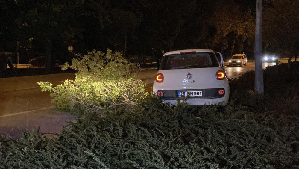 Süratli otomobil refüje çarptı! Sürücü aracı ve yaralıları bırakıp kaçtı - 2. Resim