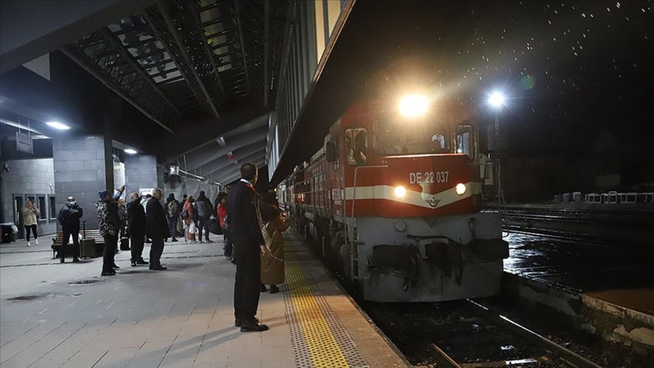 Tren güzergahında heyelan çöktü! Doğu Ekspresi yolcuları saatlerdir bekliyor Tren güzergahında heyelan çöktü! Doğu Ekspresi yolcuları saatlerdir bekliyor