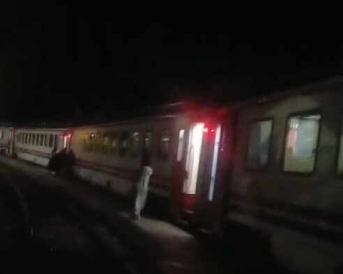 Tren güzergahında heyelan çöktü! Doğu Ekspresi yolcuları saatlerdir bekliyor - 1. Resim