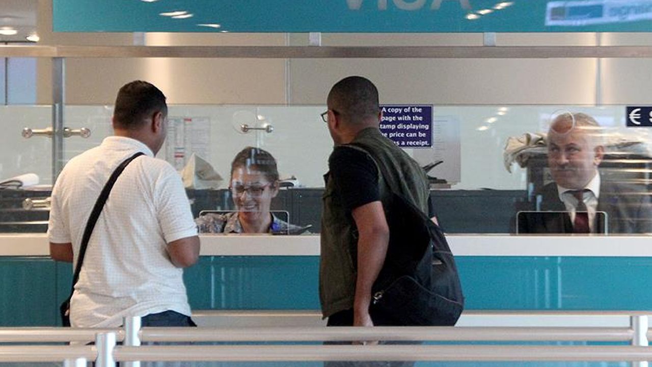 Vize almak isteyenler dertli! Randevular karaborsaya düştü... Aracılar 3 bin euro istiyor Vize almak isteyenler dertli! Randevular karaborsaya düştü... Aracılar 3 bin euro istiyor