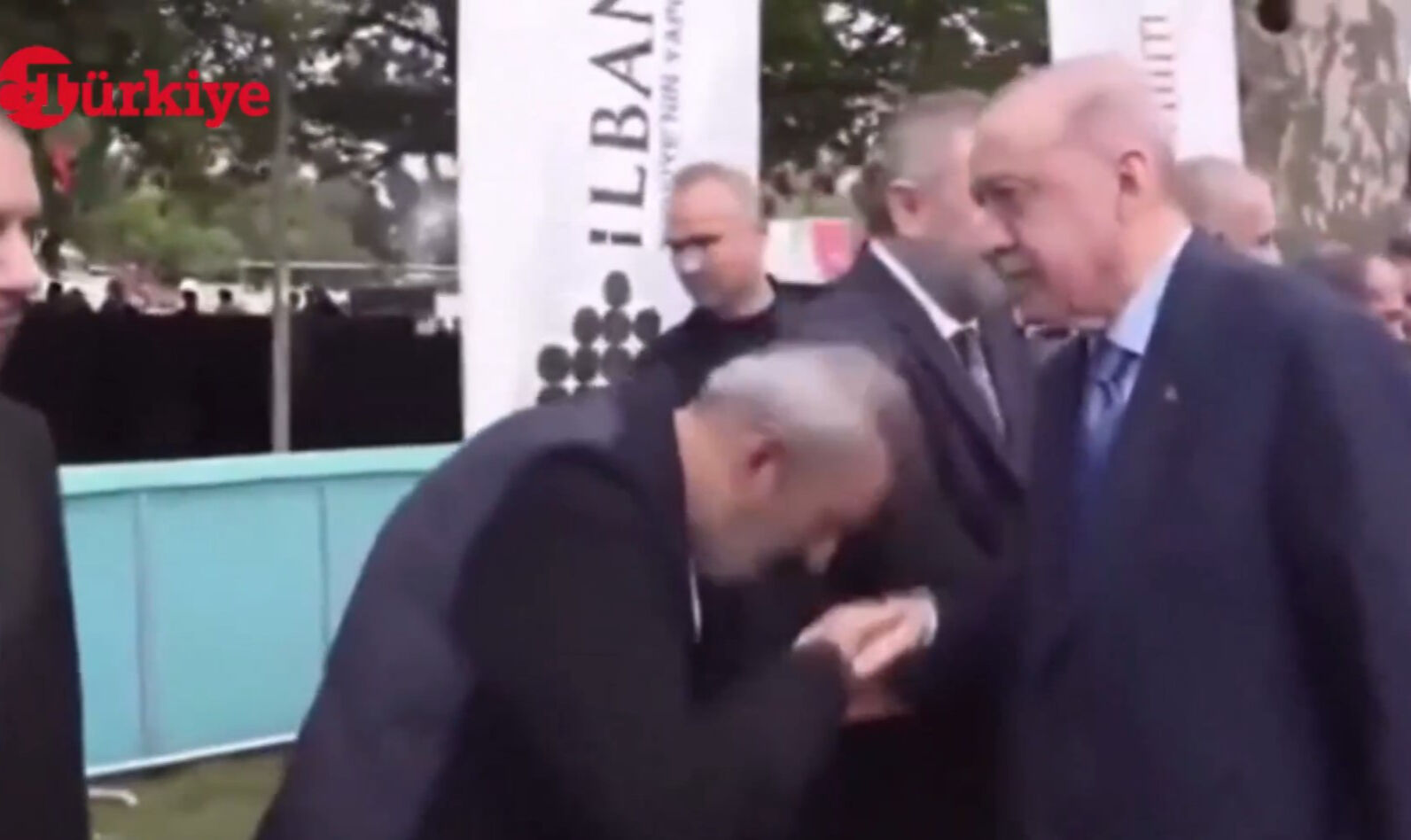 Açılışa damga vuran an! Ünlü şarkıcı, Cumhurbaşkanı Erdoğan'ın elini öptü - 1. Resim