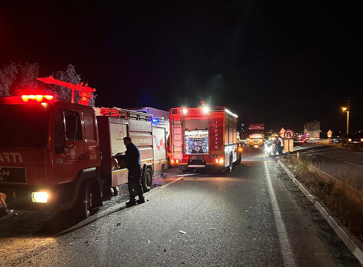 Balıkesir'de zincirleme kaza! Çok sayıda yaralı var Balıkesir'de zincirleme kaza! Çok sayıda yaralı var - 1. Resim